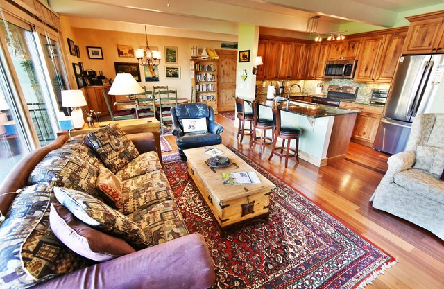 On Lake! Ground Floor Unit. Walk to Marina, Concerts, Parks