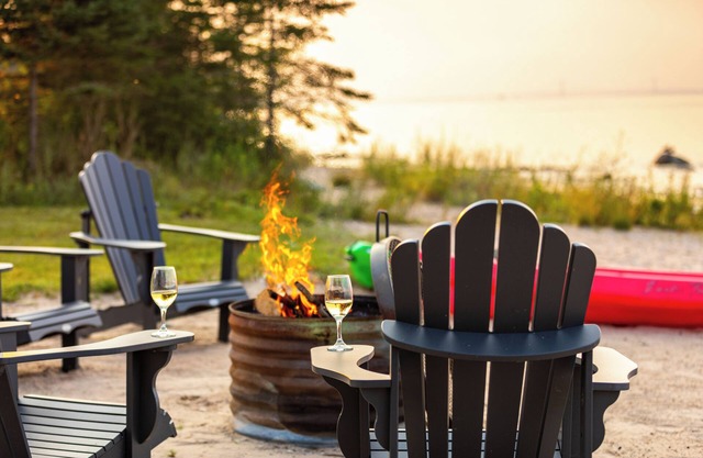 On Lake Huron: 10 mins. from Mackinaw City, Hot Tub, Fireplaces, Jacuzzi
