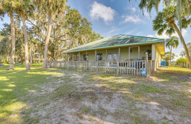 On Lake Istokpoga: Lorida Home w/Lanai!