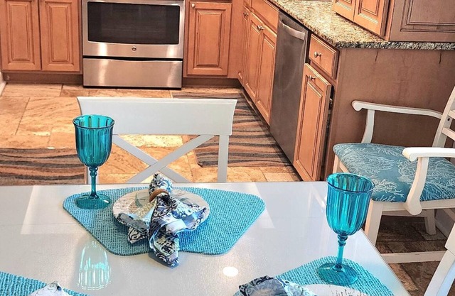 ON Siesta Key BEACH! Pool,Remodeled! 2bd2ba, sleeps 6, 3mins from door to sand