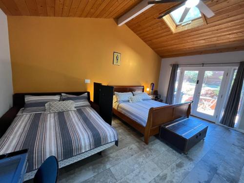 On Site Parking King Master Suite UCSD Walk