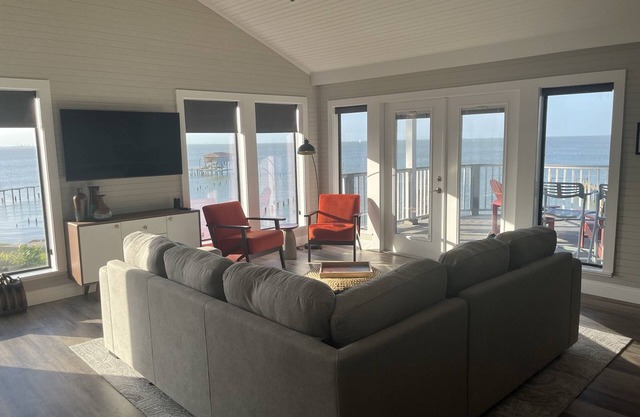 On the bay, private pier, private heated pool, close to Kemah