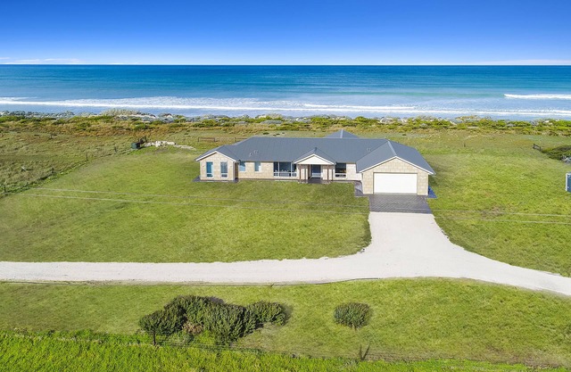 "ON THE BEACH " LUXURIOUS ACCOMMODATION
