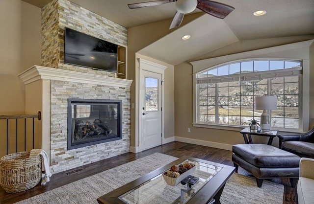 ON THE LAKE Family Retreat ~ Kayaks ~ Bikes ~ Hot Tub ~ Game Room ~ Pets Allowed