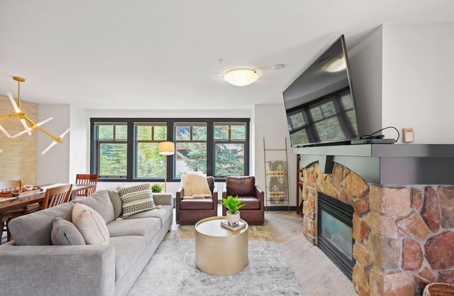 On the slopes ski in/out 2 bed 2 bath Corner Unit Large Windows washer/dryer