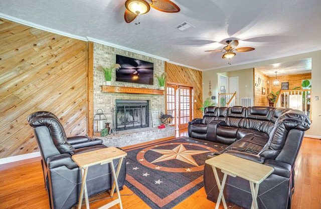Onalaska Home w/Game Room, Sunroom & Lake View!