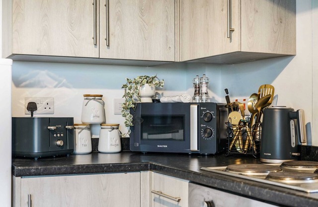 One Bed Apt/ Free Parking/ Sleeps 4