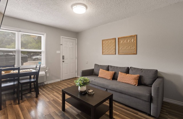 One bed/One bath/full kitchen Apt. - 1 mile from AT&T Stadium 🏟