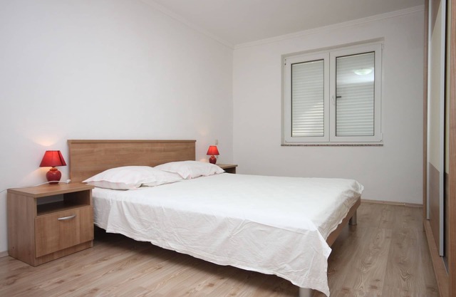 One bedroom apartment near beach Zubovići, Pag (A-6356-e)