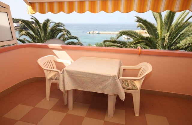 One bedroom apartment near beach Jakišnica, Pag (A-6424-b)