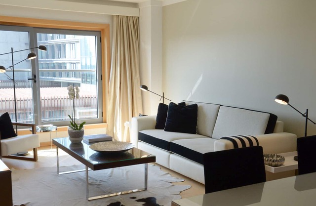 One-Bedroom Apartment with River View | Panoramic Living