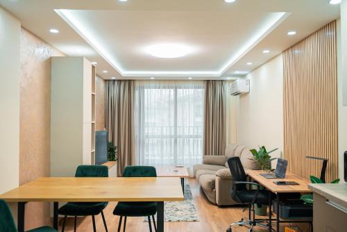 One-Bedroom apartment with Free Street Parking, Free Gym Pass and Office Setup
