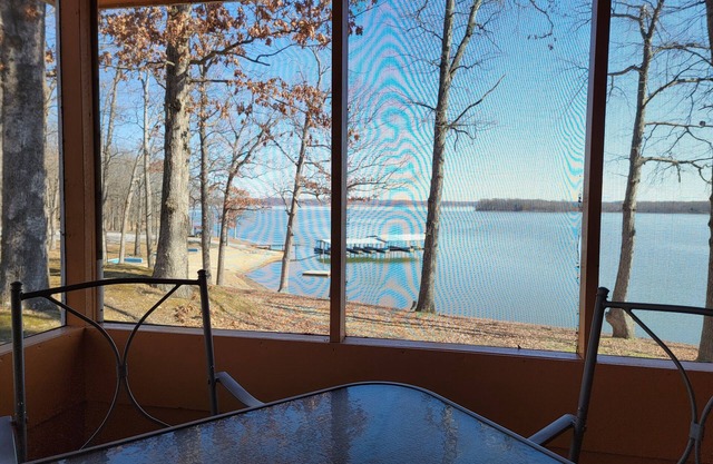 One bedroom, lakefront cabin at Shawnee Bay Resort
