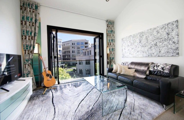 One-bedroom loft in Viaduct by Zodiak Stays