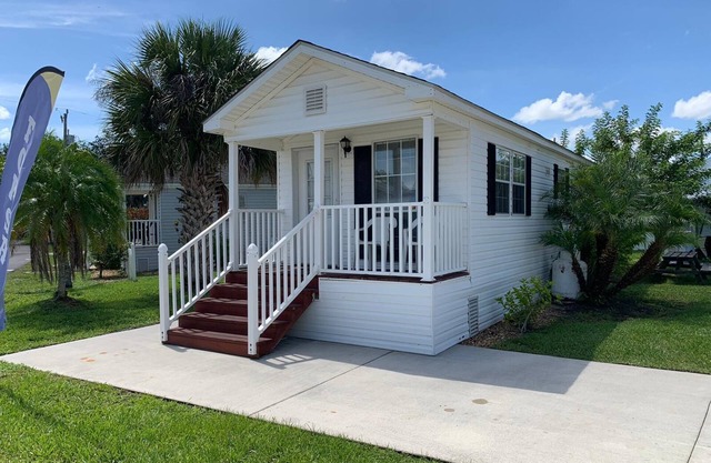 One Bedroom/One Bathroom Poolside Cottage