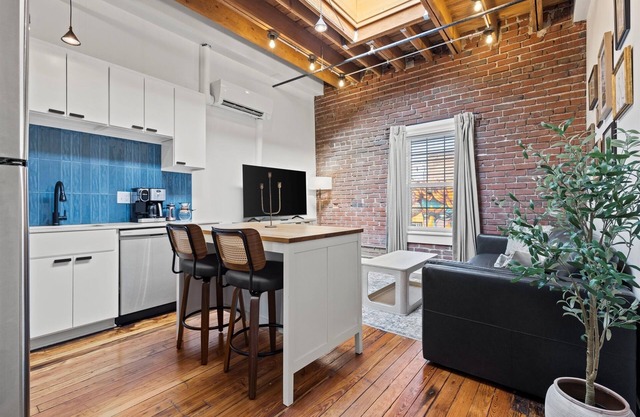 One Bedroom walkable to Tmobile/P&L!