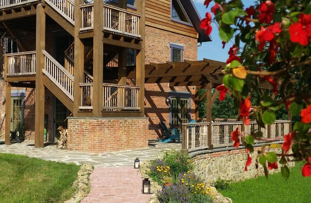 One-of-a-kind luxury lodge on 100-acre Appalachian farm
