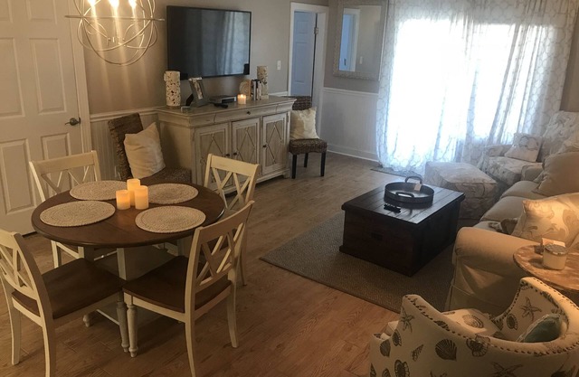 One of the best newly renovated units in the complex.Partial ocean and pool view