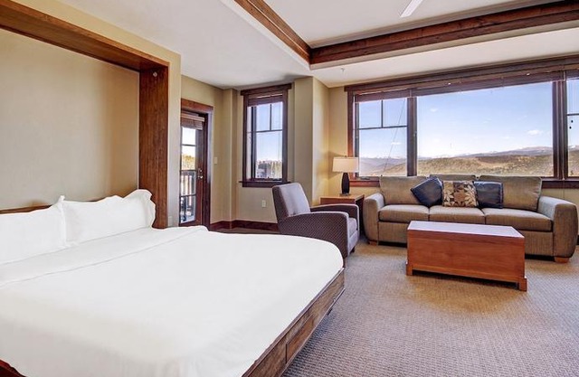 One Ski Hill Place S8414