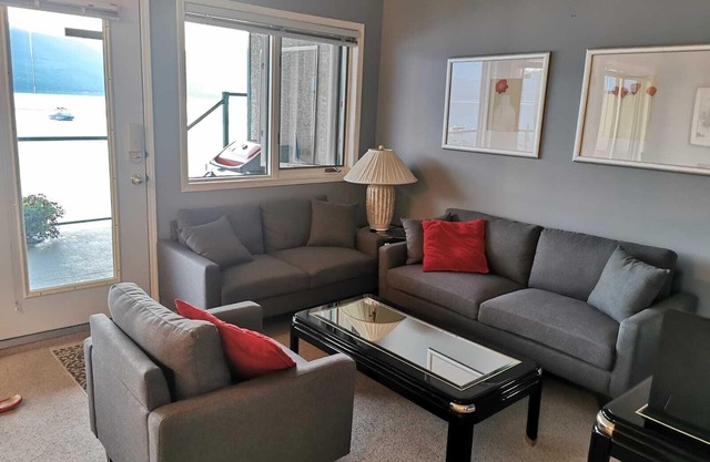 One Suite Getaway unit 5B. Lakefront 2 Bedroom in the Shuswap