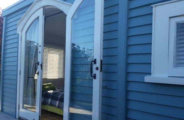 Oneroa Beach Village Cottage - Sunny Studio