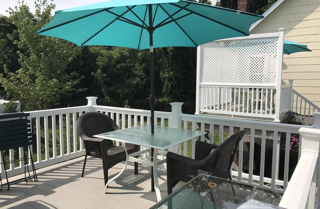 Only Minutes from the Ocean- Modern & Clean. Enjoy Grilling on the Deck.