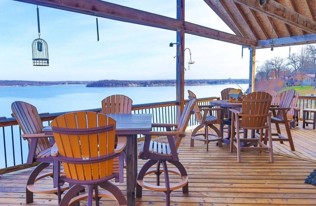 Open 4BR Floor Plan w/Awesome View of Grand Lake Huge Deck Great for Families