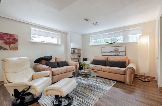 Open Concept Modern House Comfortably Sleeps 5