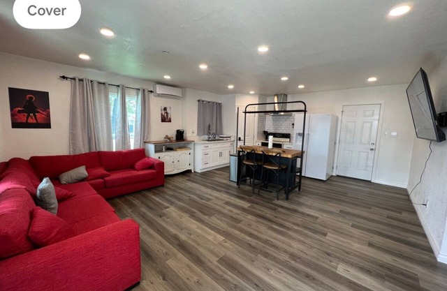 Open concept modern home: about 20 minutes or less to Disney,Malls, Beaches, etc
