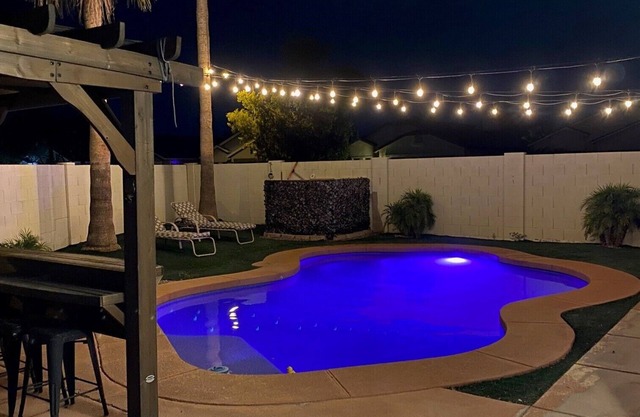 Open floor plan w/private pool! 2mi to Stadium/Shopping/Food
