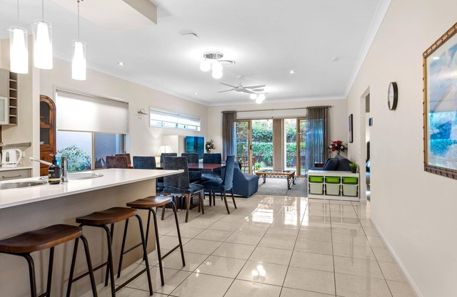 Open Plan! 3 Bedroom House ~ Taringa