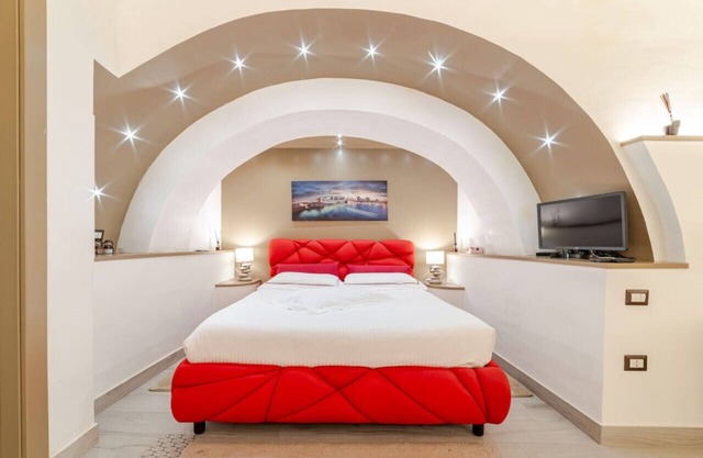 Open space/bed Queensize with shower view