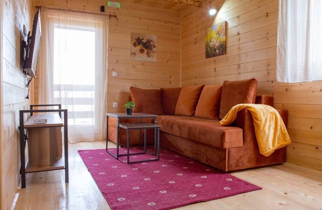 Orange Slice 1-BDR Apartment