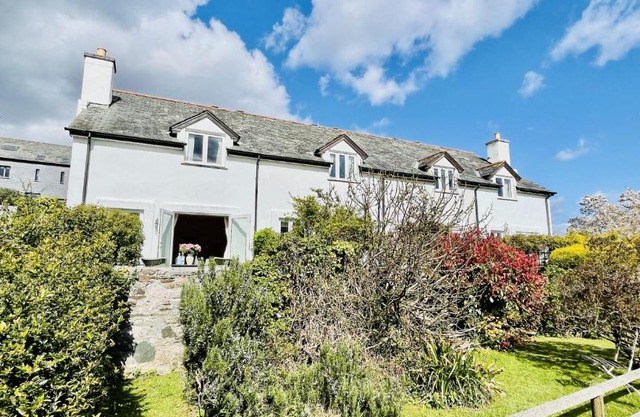 Orchard Cottage - Walking distance of the river, charming sunny patio, quiet location