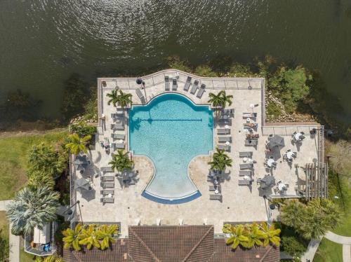 Orlando Oasis: Modern 4BD Balcony+Lake View+Pool