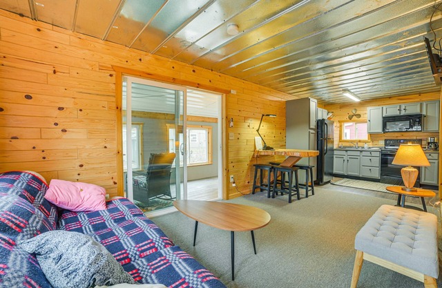 Oscoda Cabin w/Charcoal Grill: Walk to Lake Huron