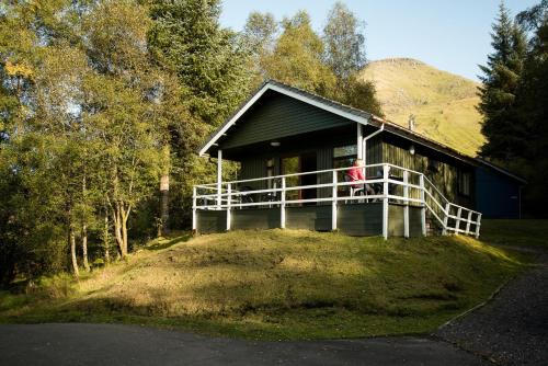 Osprey Lodge with river and mountain view