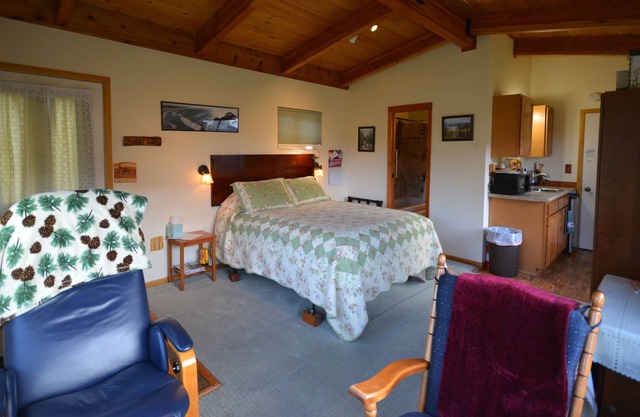Osprey Point Rest. 5 minutes from Gardiner, Yellowstone River and wildlife views