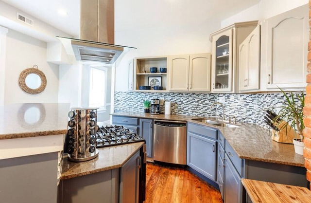 OTR Penthouse: Walk Everywhere & FREE Parking