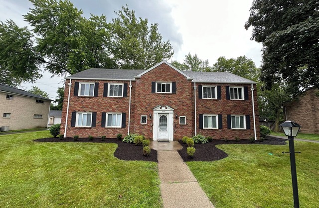 Ottawa Hills Hillandale House Cozy Condo in the charming village w/WiFi, AC