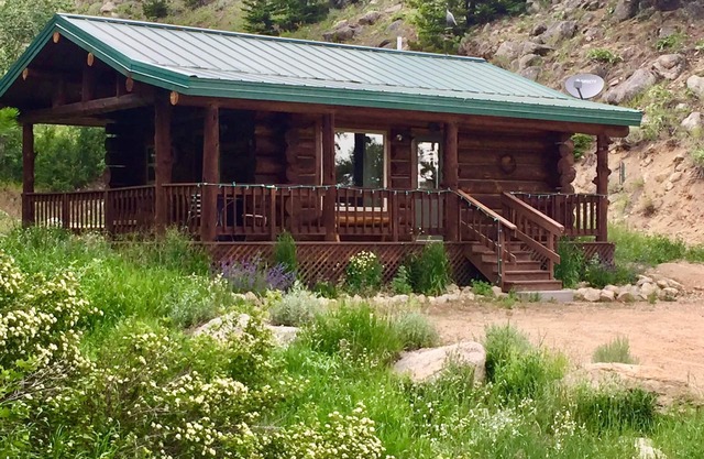 Our cozy, secluded cabin is nestled in Haywood Gulch with spectacular views of the Beartooth Mountains. Open layout cabin with full kitchen with dining table and chairs. Comfortable plush queen log bed. Futon couch T.V. Great deck with seating areas,