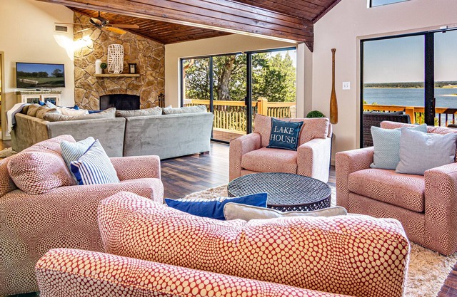 Our Texoma Lake House- Luxurious Texoma lakefront with breathtaking island views