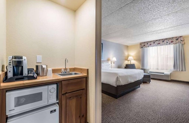Outdoor Adventure! Comfy Unit Near Attractions, Pool, Breakfast, Free Wifi
