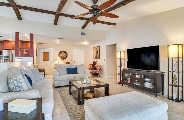 Outdoor Oasis: Spacious Stay in Clearwater!
