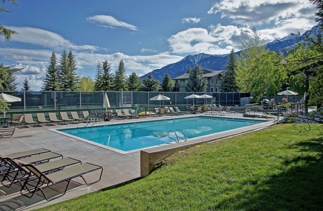 Outdoor Pool, Private Sauna, Flexible Bedding - Minutes from Teton Village Restaurants & Shops