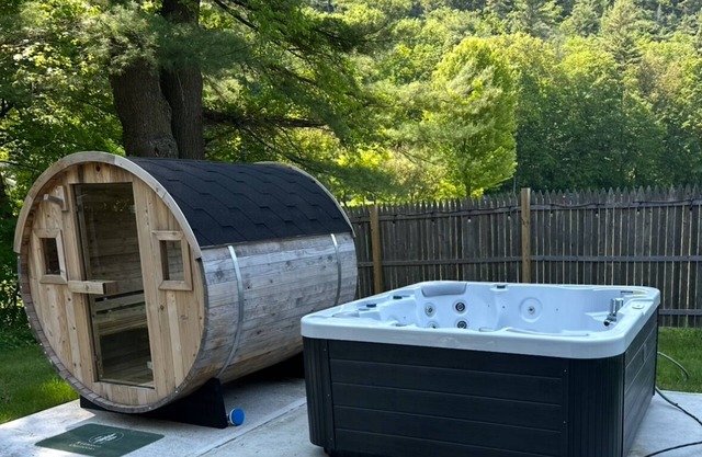Outdoor Sauna, Hot tub, Fire Pit, Dogs Welcome!