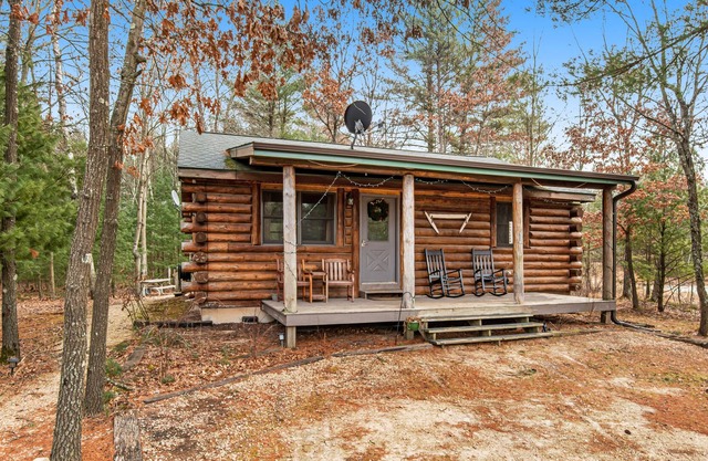 Outdoorsy gem with WiFi, furnished porch, full kitchen & three ponds on-site