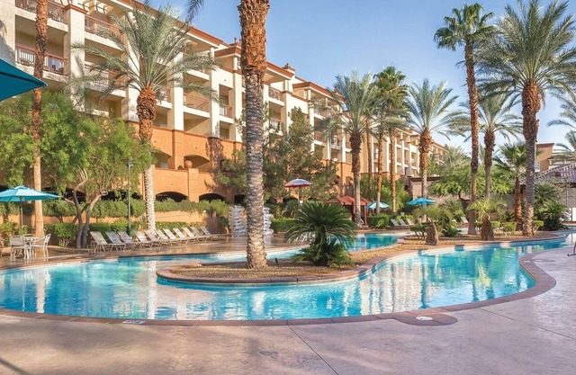 Outlet Shopping, Lazy River Bliss & Vegas Nights: Your Ideal Southern Stay.