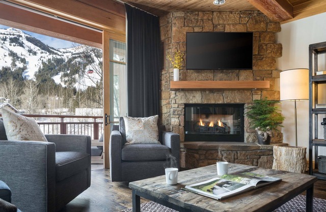 Outpost: Crystal Springs 306 - Ski-In/Ski-Out!