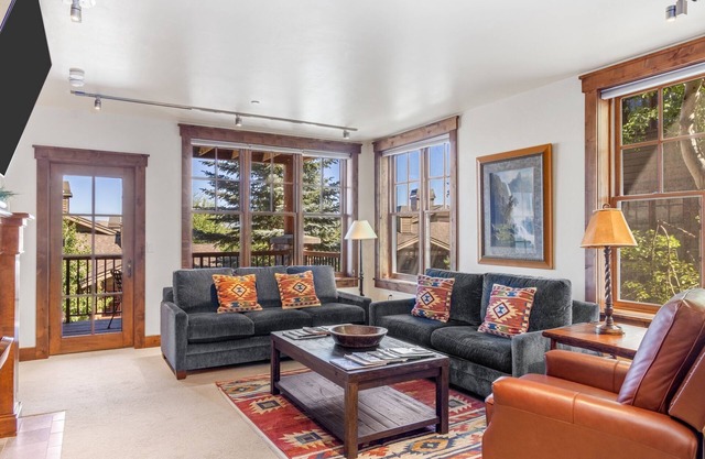 Outpost: Grand View 5020 -Fireplace, Elevator, AC!
